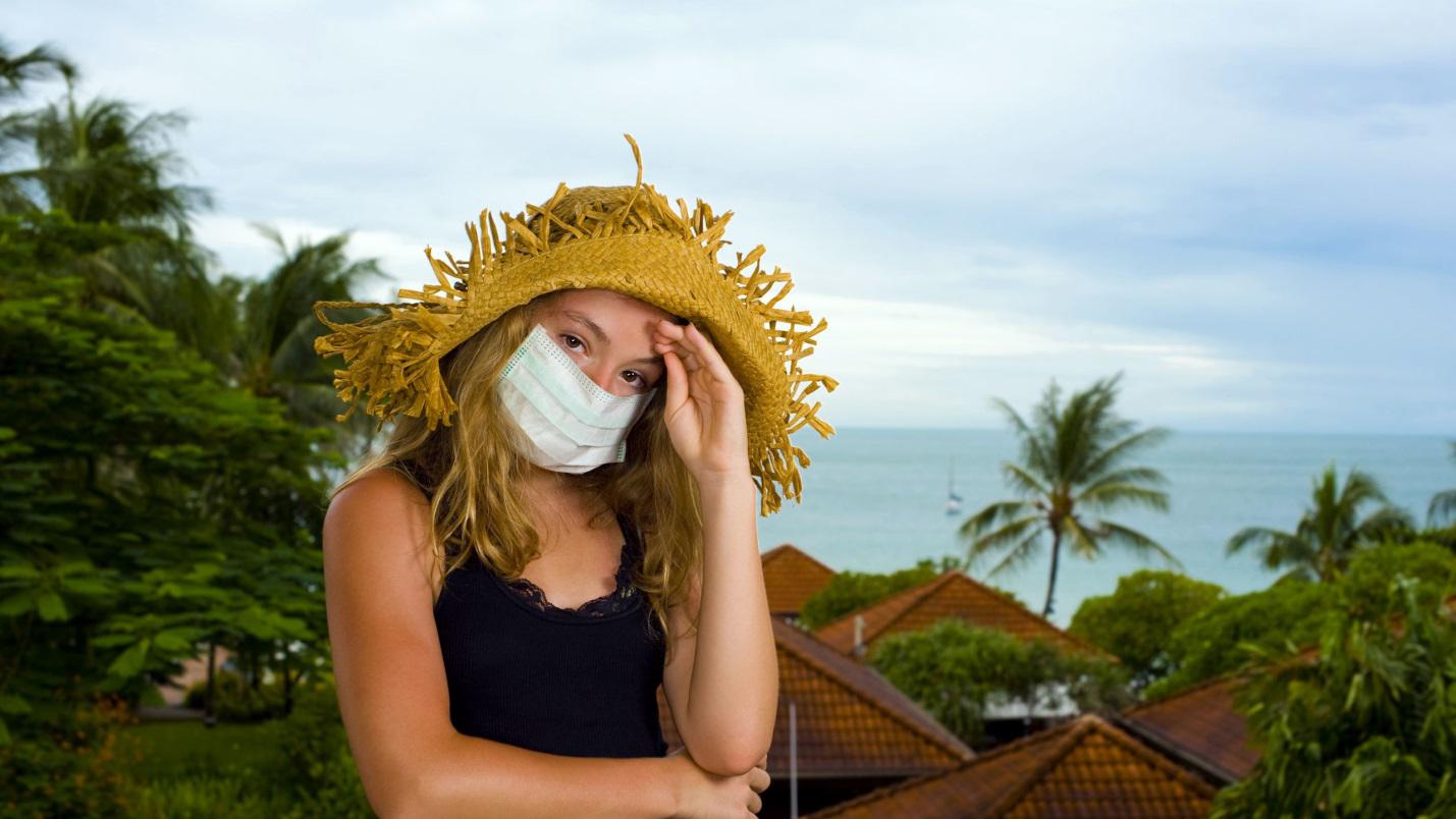На фото – девушка в маске на фоне моря