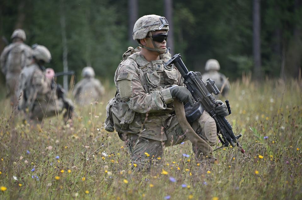 На фото: солдат с оружием на обучении