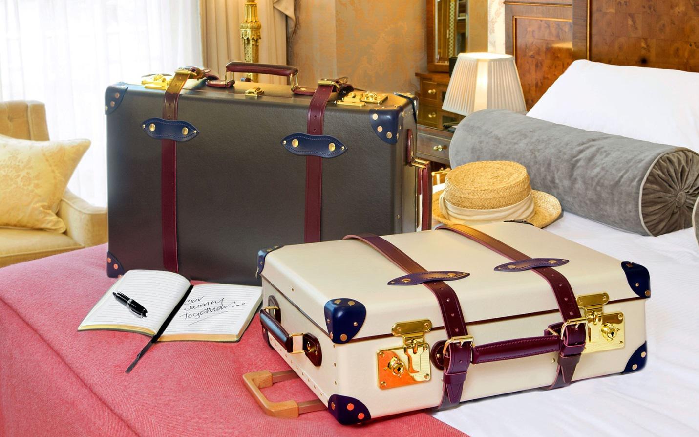 На фото ‒ чемоданы лежат на постели